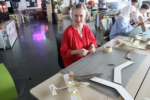 Frau Verhoeven mit Flugzeug im Vinn-Lab
