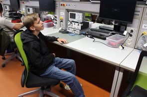 Alex im E-Technik-Labor