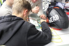 Alex beim Verkabeln eines E-Motors mit einem Arduino